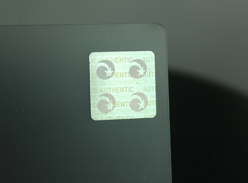 The product information is exchanged with the RFID tag on the carrier using an ultra-high frequency reader.